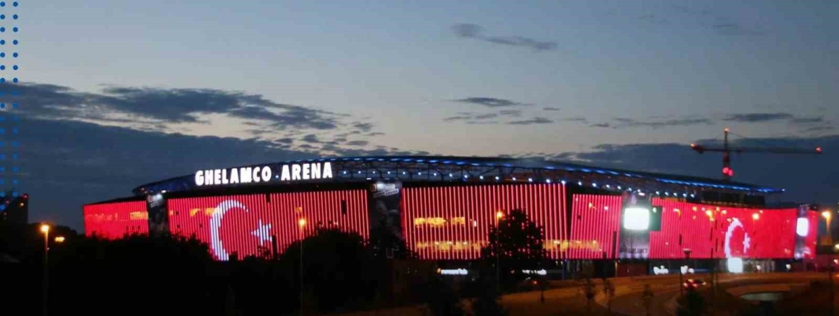 Ghelamco Arena, Türk bayrağı ile ışıklandırıldı
