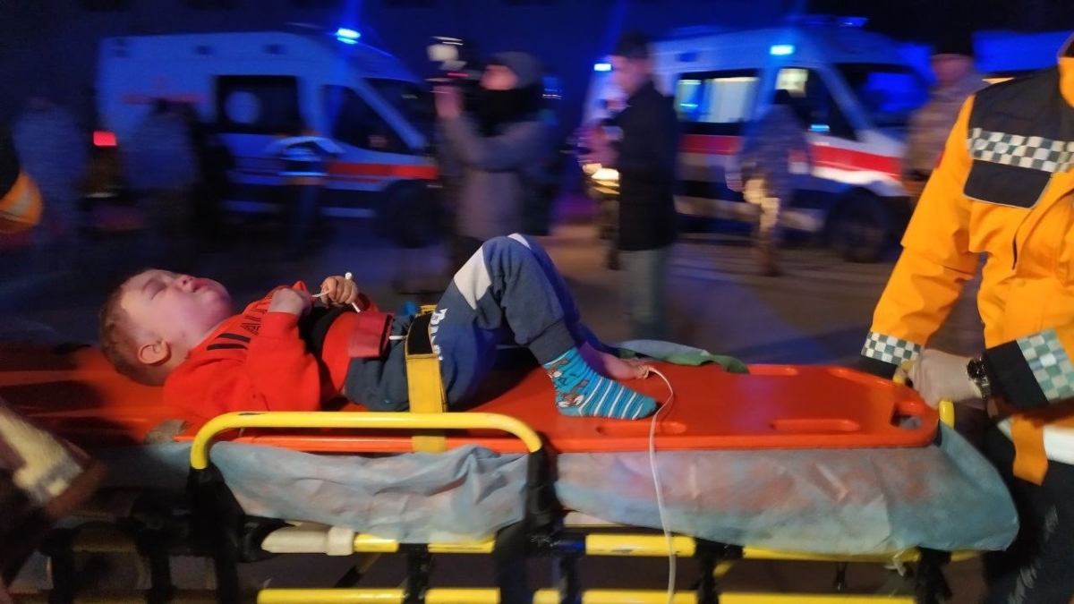 Depremde yaralanan 51 kişi askeri uçakla İstanbul’a getirildi
