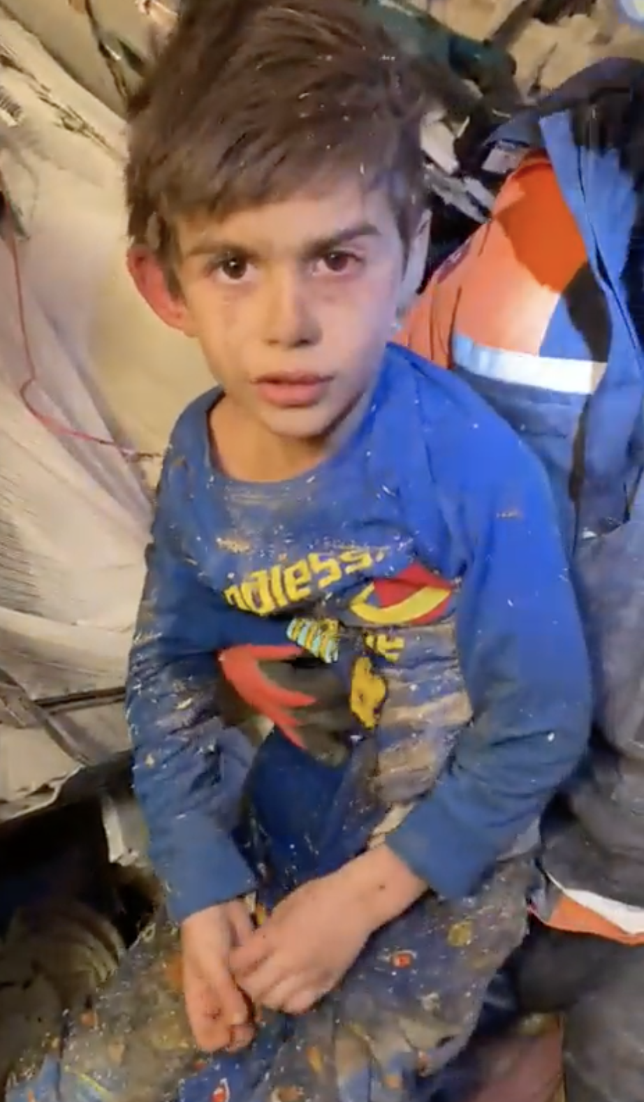45 saat sonra gelen mucize, 5 yaşındaki Mehmet göçük altından kurtarıldı