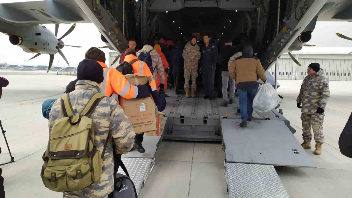 İstanbul’dan deprem bölgesine 52 yeni ekip yola çıktı
