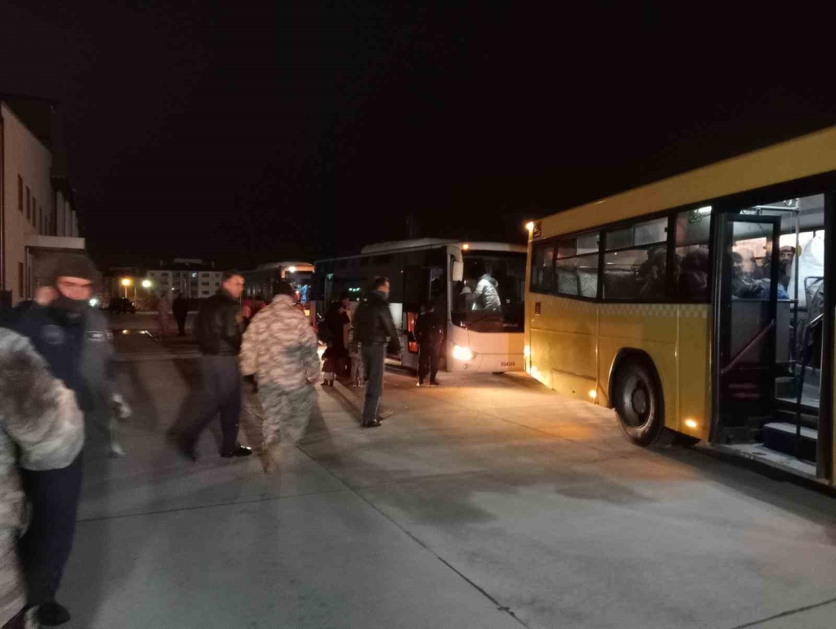 Kahramanmaraş’taki 107 depremzede Türk Silahlı Kuvvetleri’ne ait uçakla İstanbul’a getirildi
