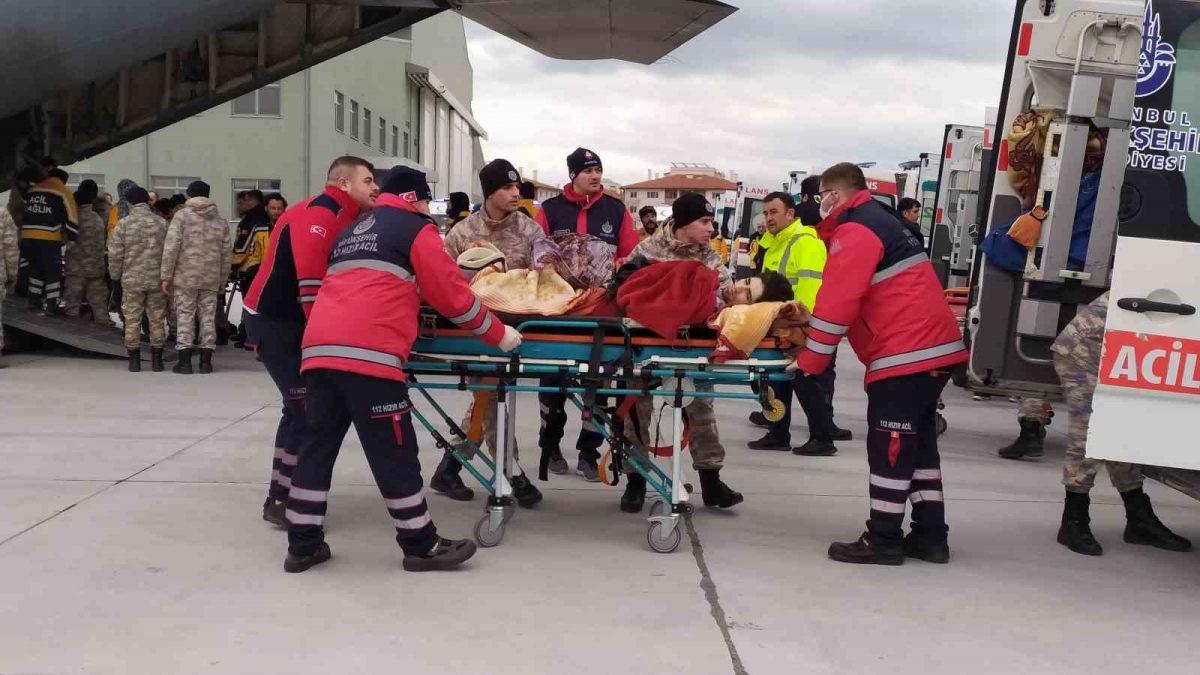 Deprem bölgesinden 53 yaralı daha İstanbul’a getirildi
