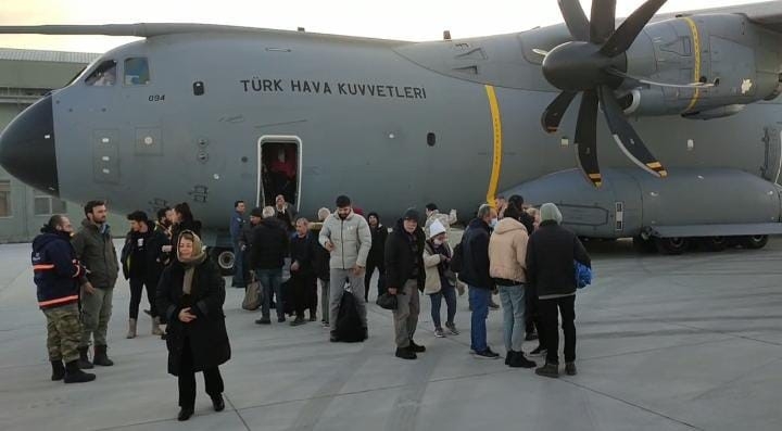 Adana’daki 255 kişi Türk Silahlı Kuvvetleri’ne ait uçakla İstanbul’a getirildi
