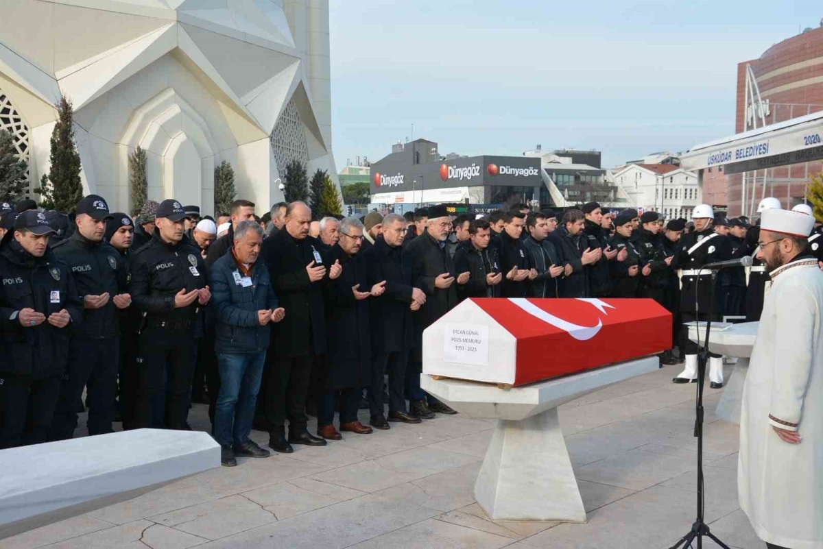 Depremde hayatını kaybeden polis memuru Sultanbeyli’de toprağa verildi
