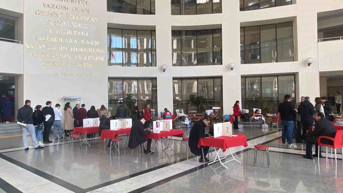 Bakırköy Adalet Sarayı’nda depremzedeler için kan verme noktası kuruldu
