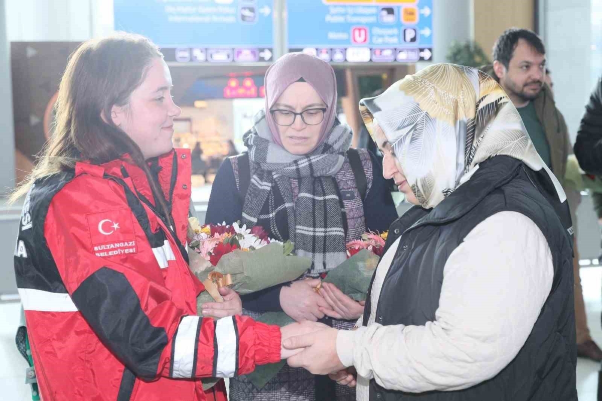 SAK-E havalimanında çiçeklerle karşılandı

