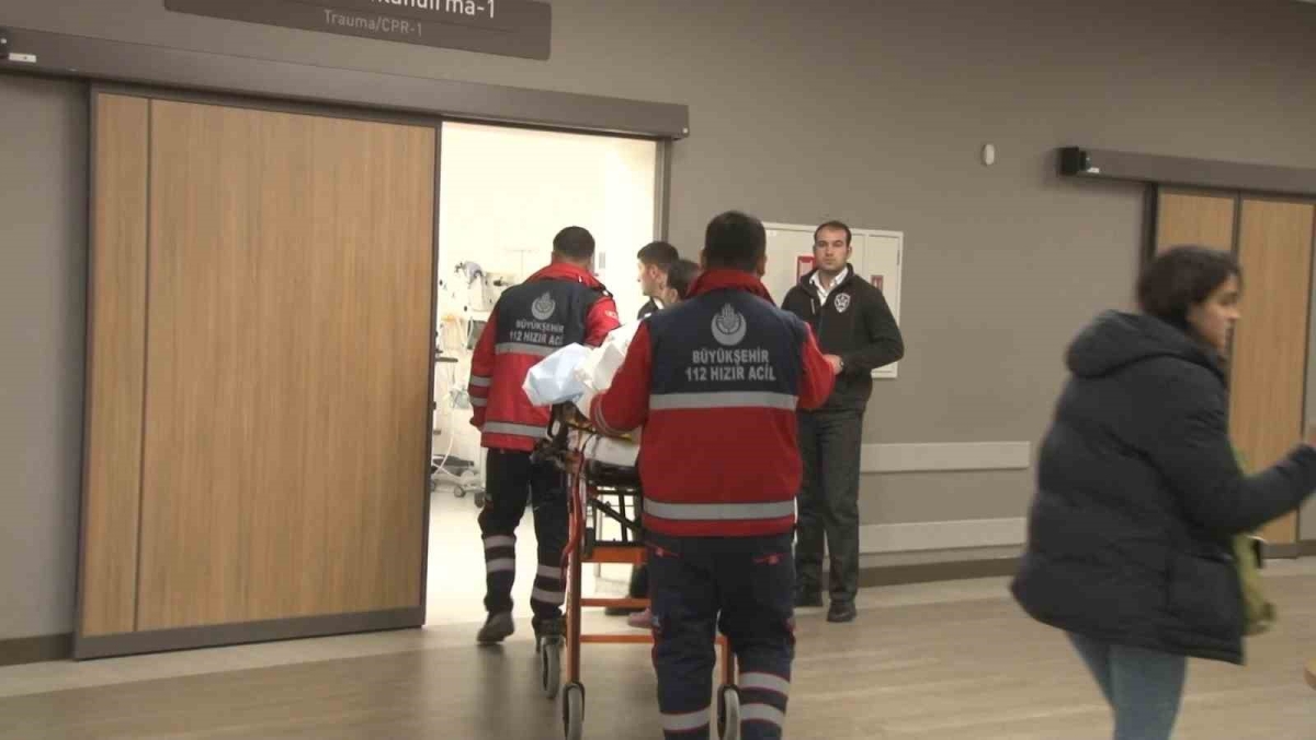 Yaralı depremzedelerden 4’ü Çam ve Sakura Şehir Hastanesi’ne getirildi
