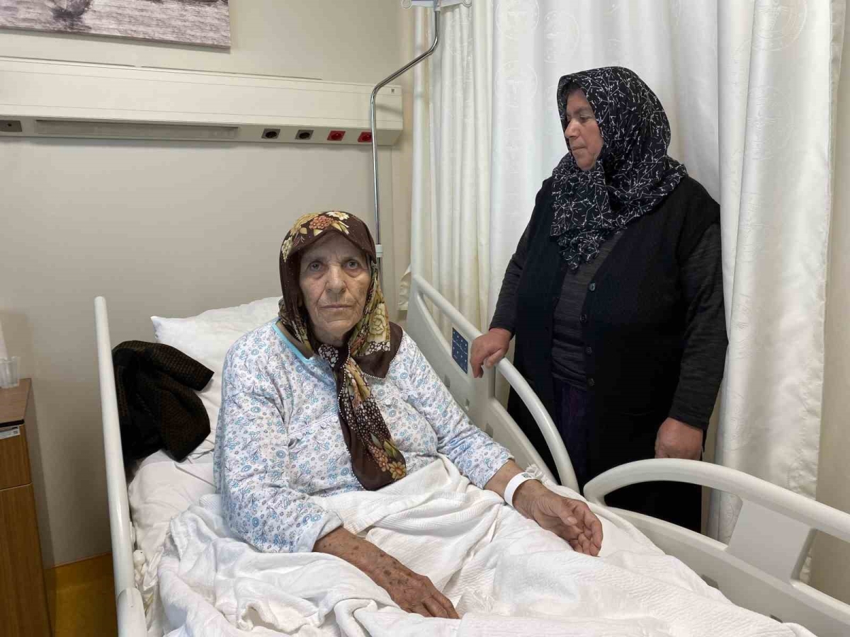 Depreme hastanede yakalanan 84 yaşındaki Emine Teyze’yi hemşire kurtardı
