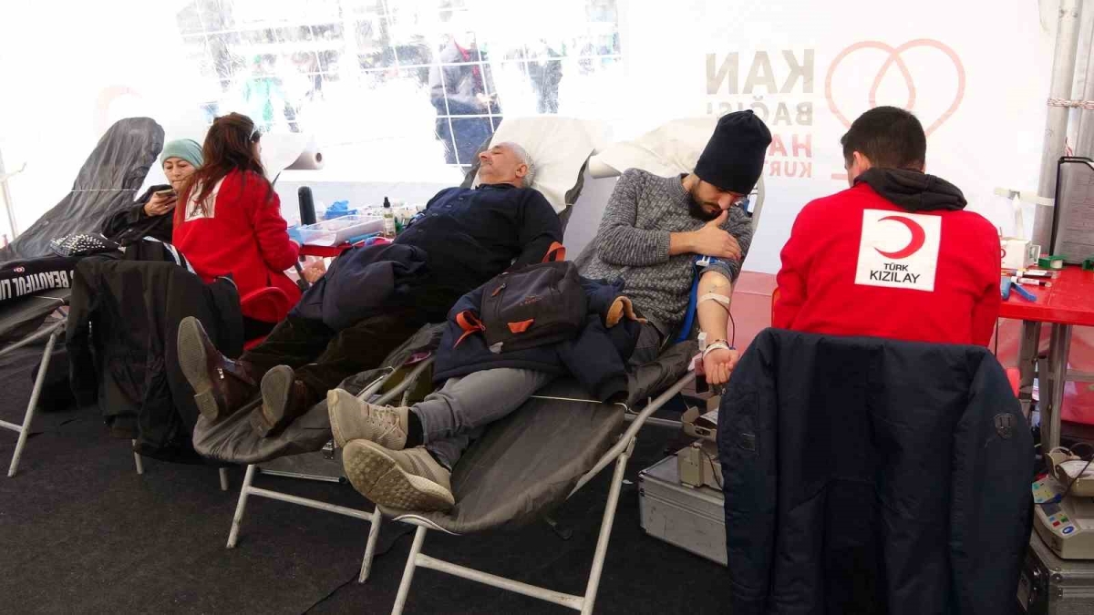 Kızılay depremzedeler için Taksim Meydanı’nda kan bağışı kampanyası başlattı
