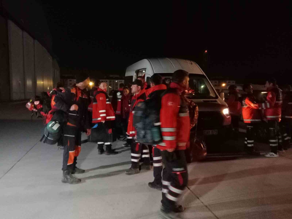 Hatay’daki arama kurtarma çalışmalarına katılan 32 itfaiyeci İstanbul’a döndü
