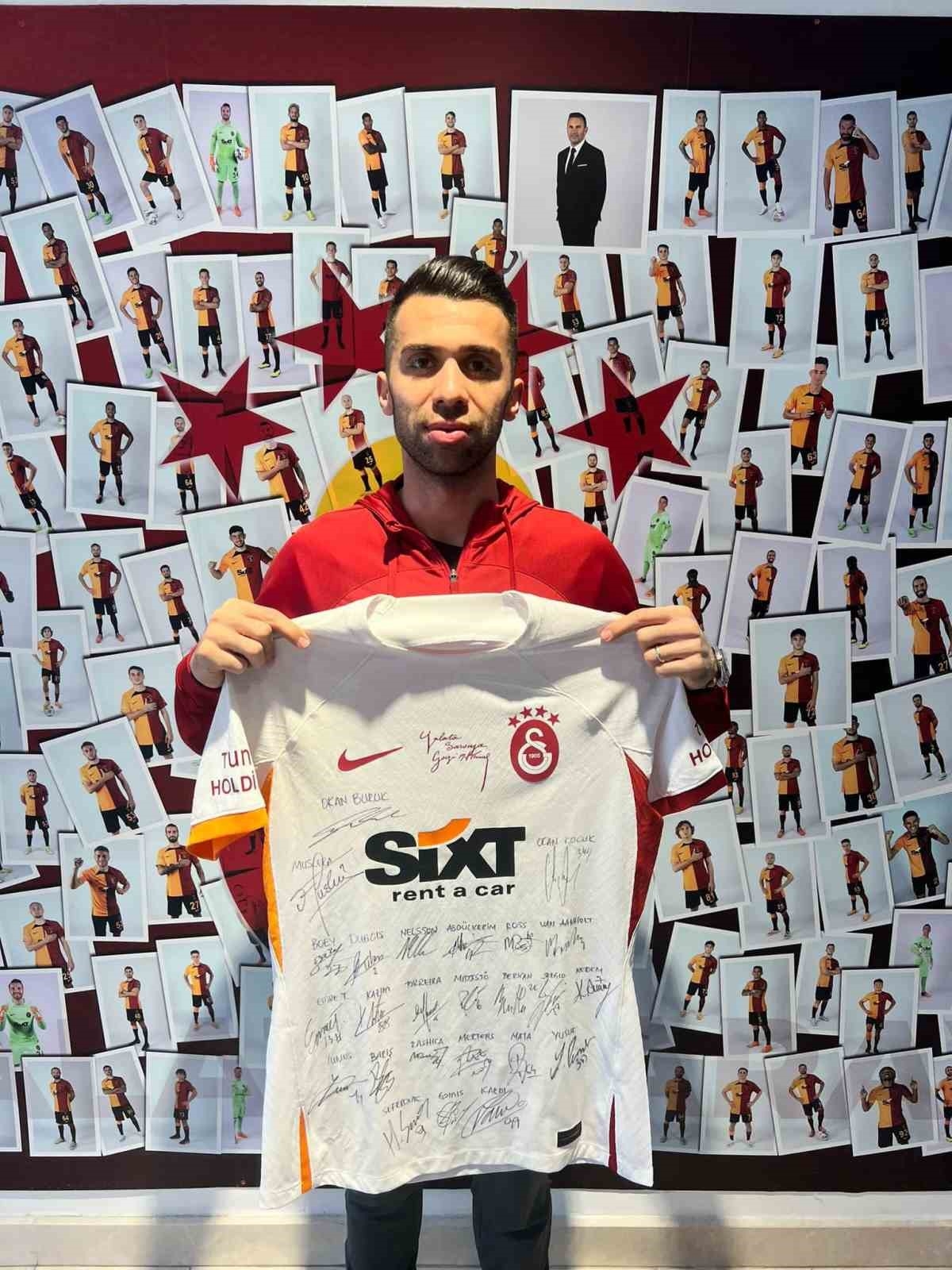 Emre Taşdemir, Fatih Karagümrük maçında gol attığı formayı depremzedeler için bağışladı
