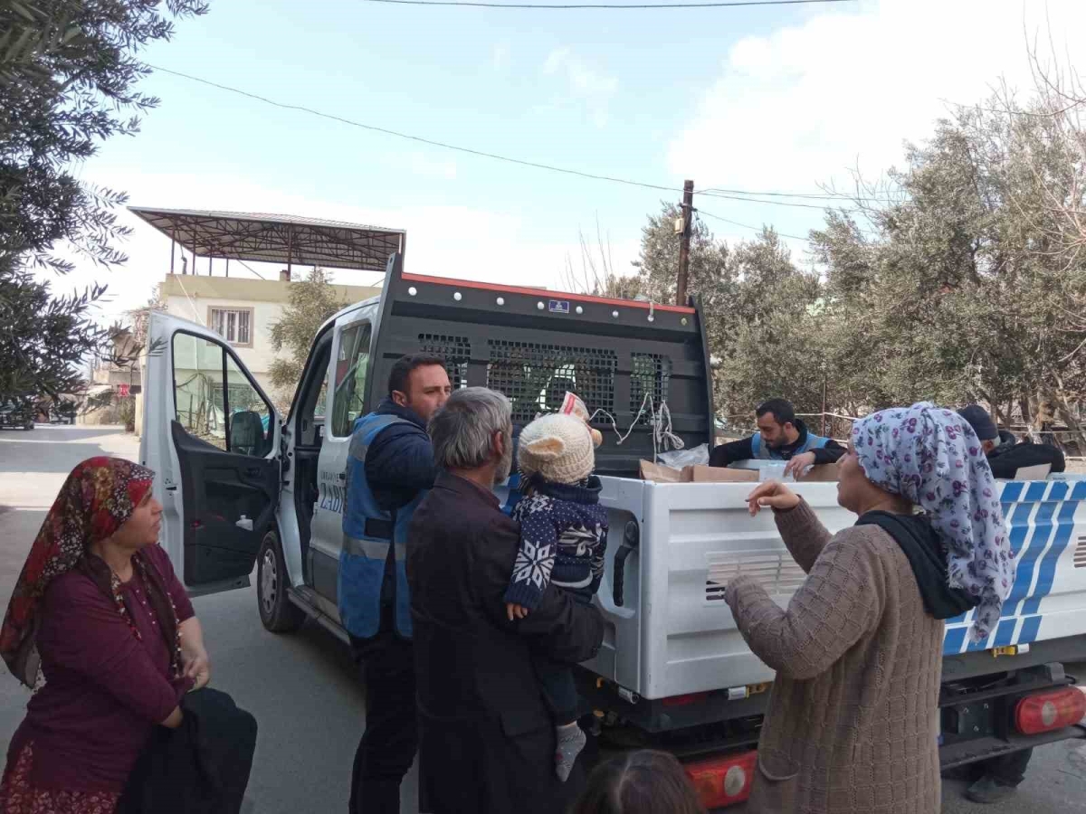 Ümraniye Belediyesi ekipleri afetzedelere gıda, giysi ve battaniye dağıttı
