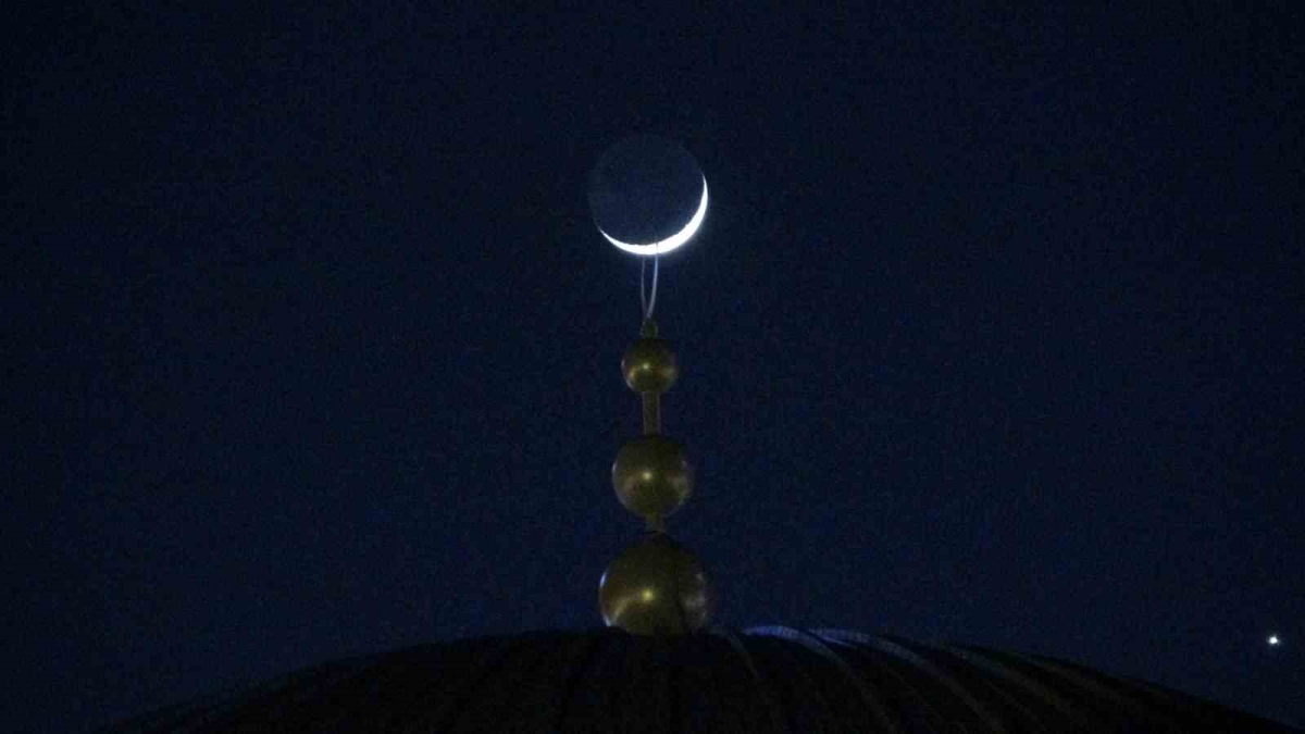 Ay, Venüs ve Jüpiter yakınlaşması Taksim Camii ile birlikte görüntülendi
