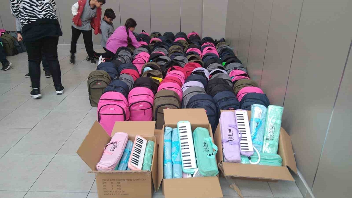 Depremzede öğrencilere içerisinde kırtasiye malzemesi olan 200 çanta hazırlandı
