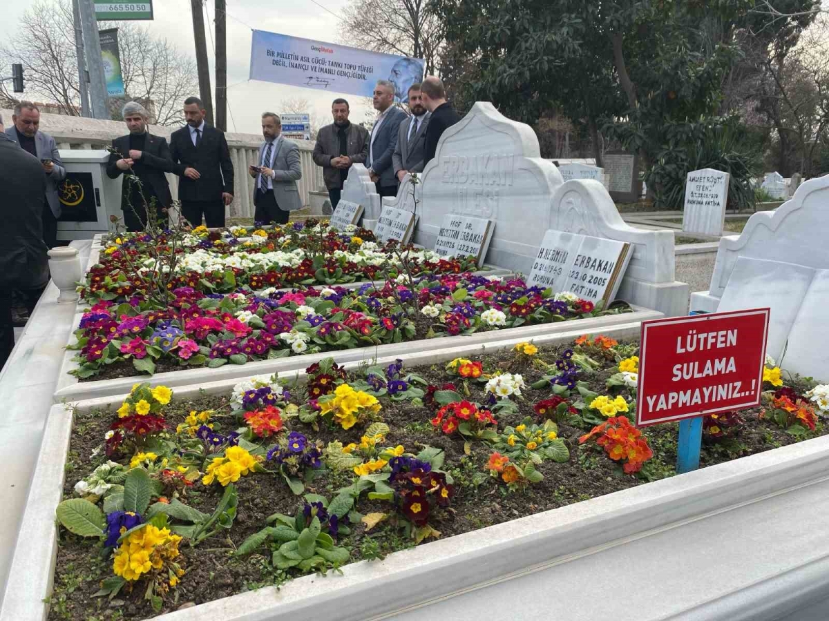 Eski Başbakan Necmettin Erbakan mezarı başında anıldı
