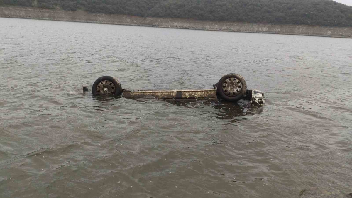 Alibey Barajı’nda batık halde olan araçlar sular çekilince yüzeye çıktı
