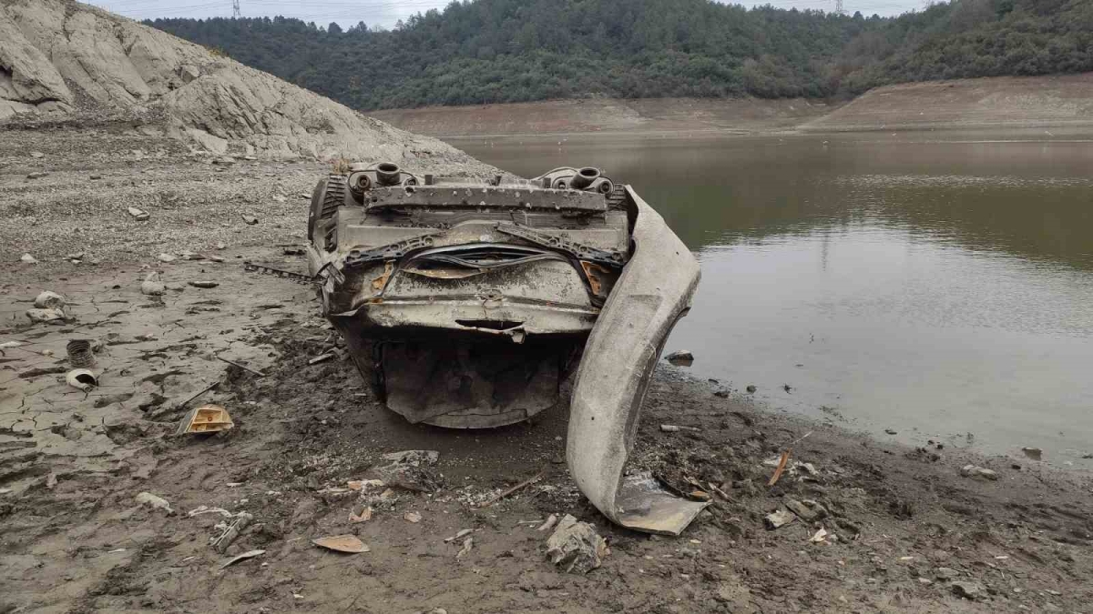Alibey Barajı’nda su seviyesi azalınca batık halde olan araç su yüzeyine çıktı
