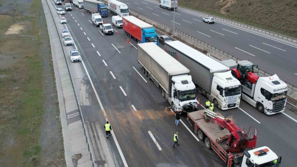 Kuzey Marmara Otoyolu’nda otomobil ile tır çarpıştı, kilometrelerce araç kuyruğu oluştu
