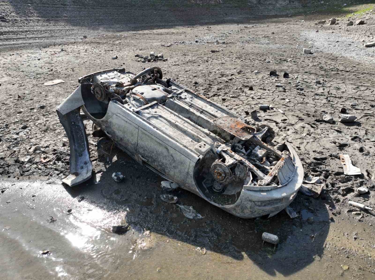 Suların çekildiği Alibey Barajı’nda yüzeye çıkan araçlar hala kaldırılmadı
