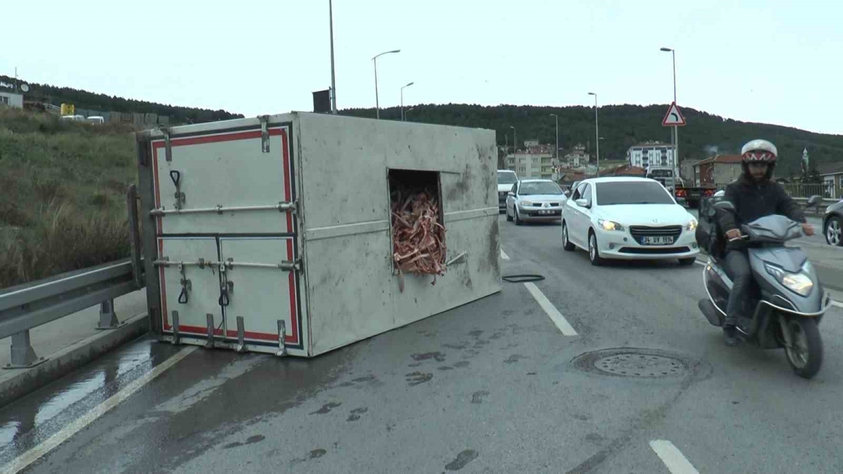 Maltepe’de kemik yüklü kamyonet kaygan zeminde yan yattı
