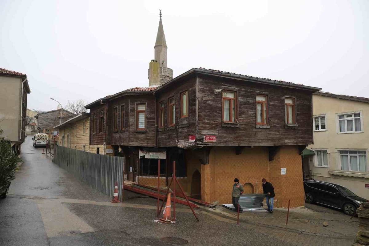 Tarihi Hacı Osmanağa Camii’nin restorasyon çalışmaları başladı
