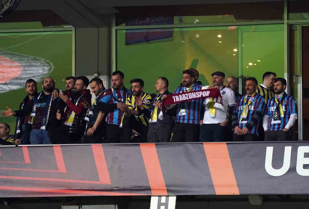 Fenerbahçeli Elif’i enkazdan kurtaran ekip Fenerbahçe - Sevilla maçını izledi
