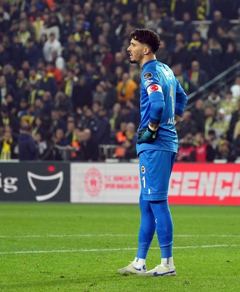 Fenerbahçe, Altay Bayındır’ın sözleşmesini 4 yıl uzattı
