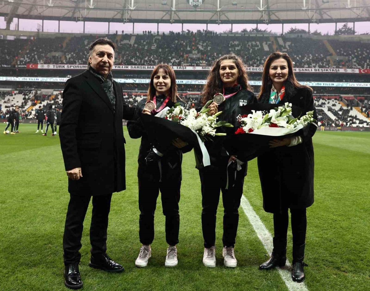 Nesrin Baş ve Ebru Dağbaşı’na, İstanbulspor maçı öncesinde çiçek takdim edildi
