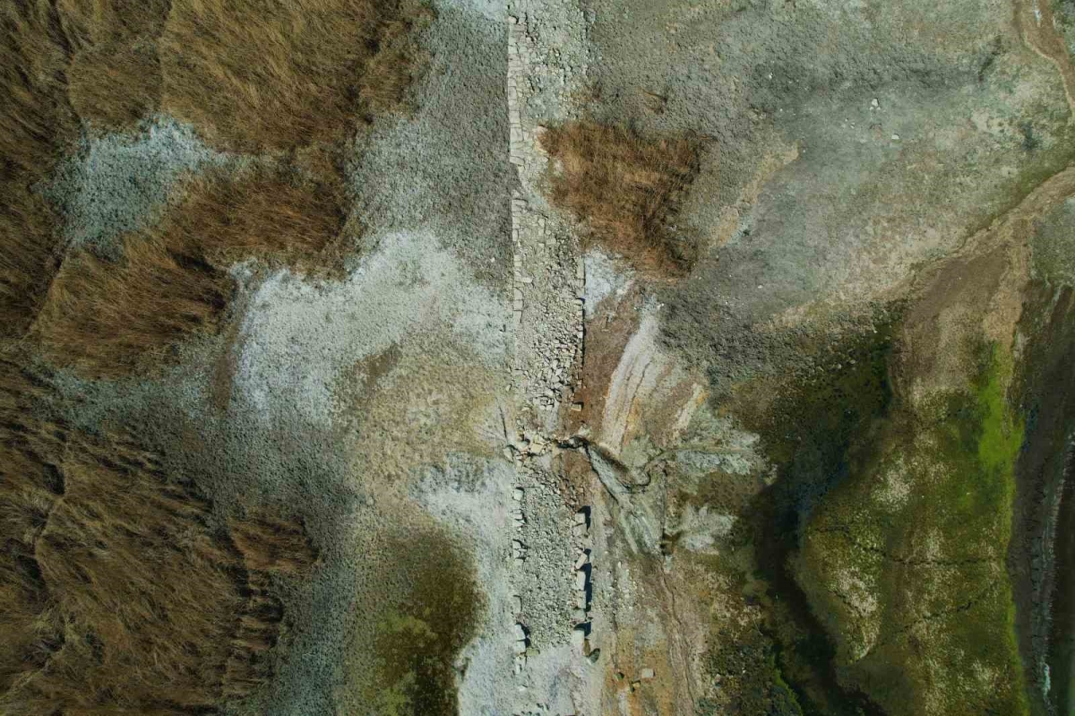 Suların çekildiği Terkos Gölü’nde ortaya çıkan tarihi yol havadan görüntülendi
