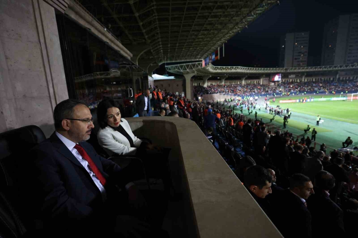 Bakan Kasapoğlu, Ermenistan - Türkiye maçını tribünden takip etti
