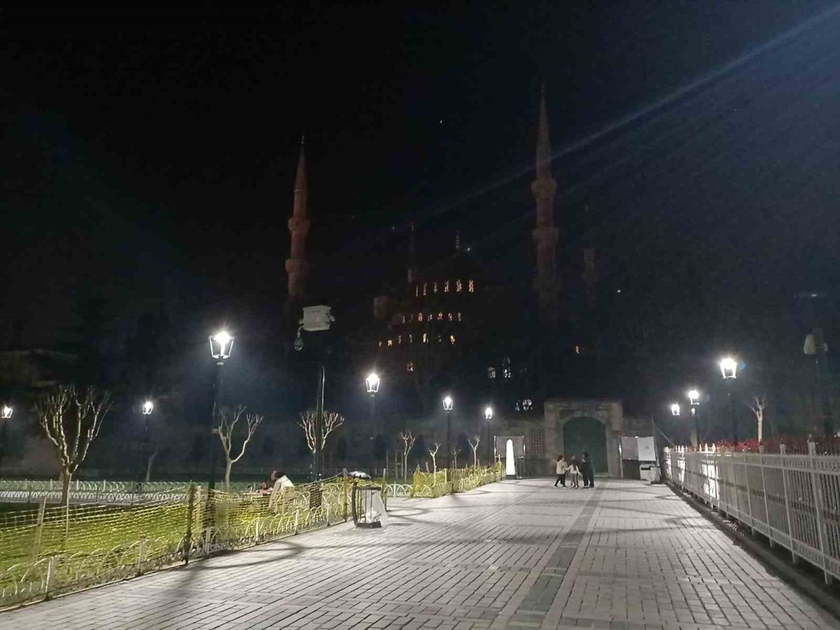 Sultanahmet Camii’nde ışıklar depremde hayatını kaybedenler için söndürüldü
