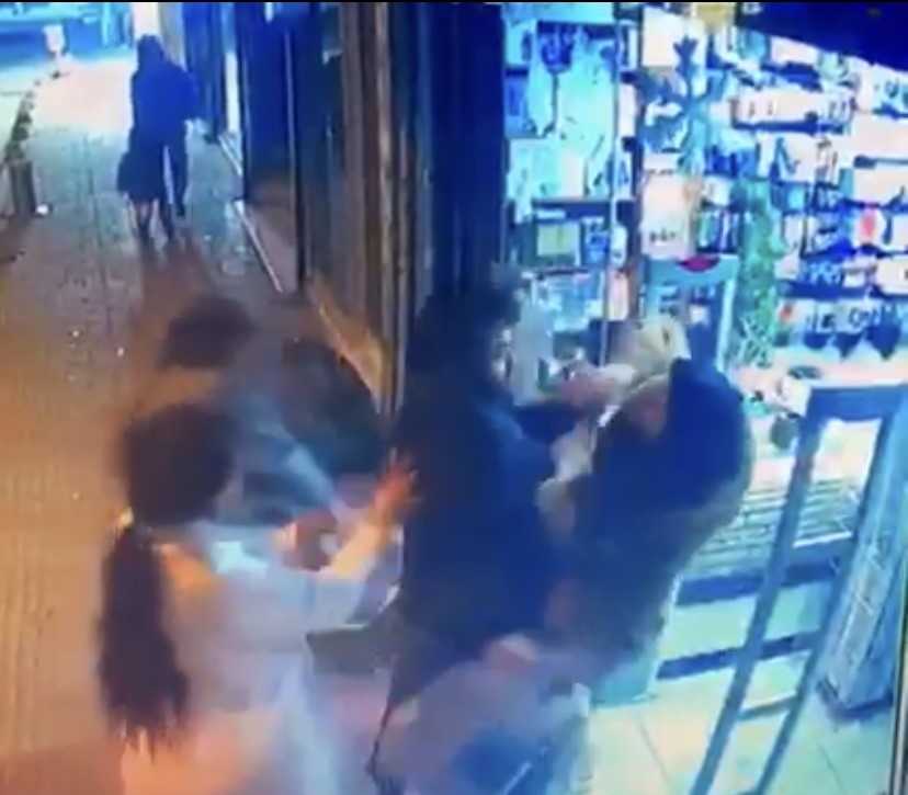İstanbul’da kadınların omuz atma kavgası kamerada
