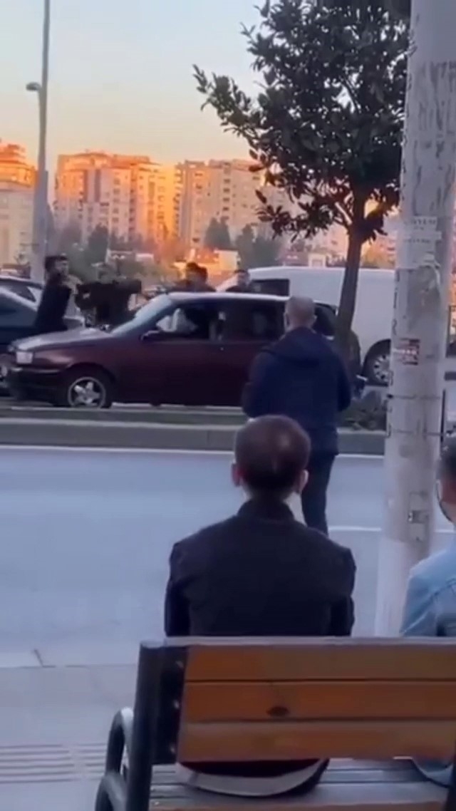 Başakşehir’de trafikte yumruk yumruğa kavga kamerada
