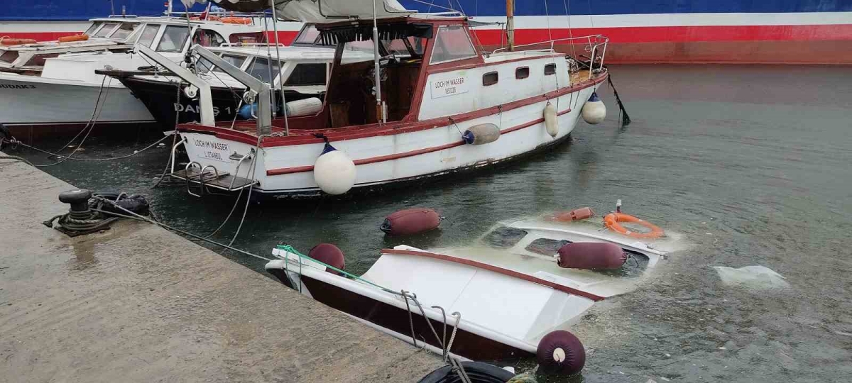 Yenikapı’da feribotun oluşturduğu dalga balıkçı teknesini batırdı: O anlar kameraya yansıdı
