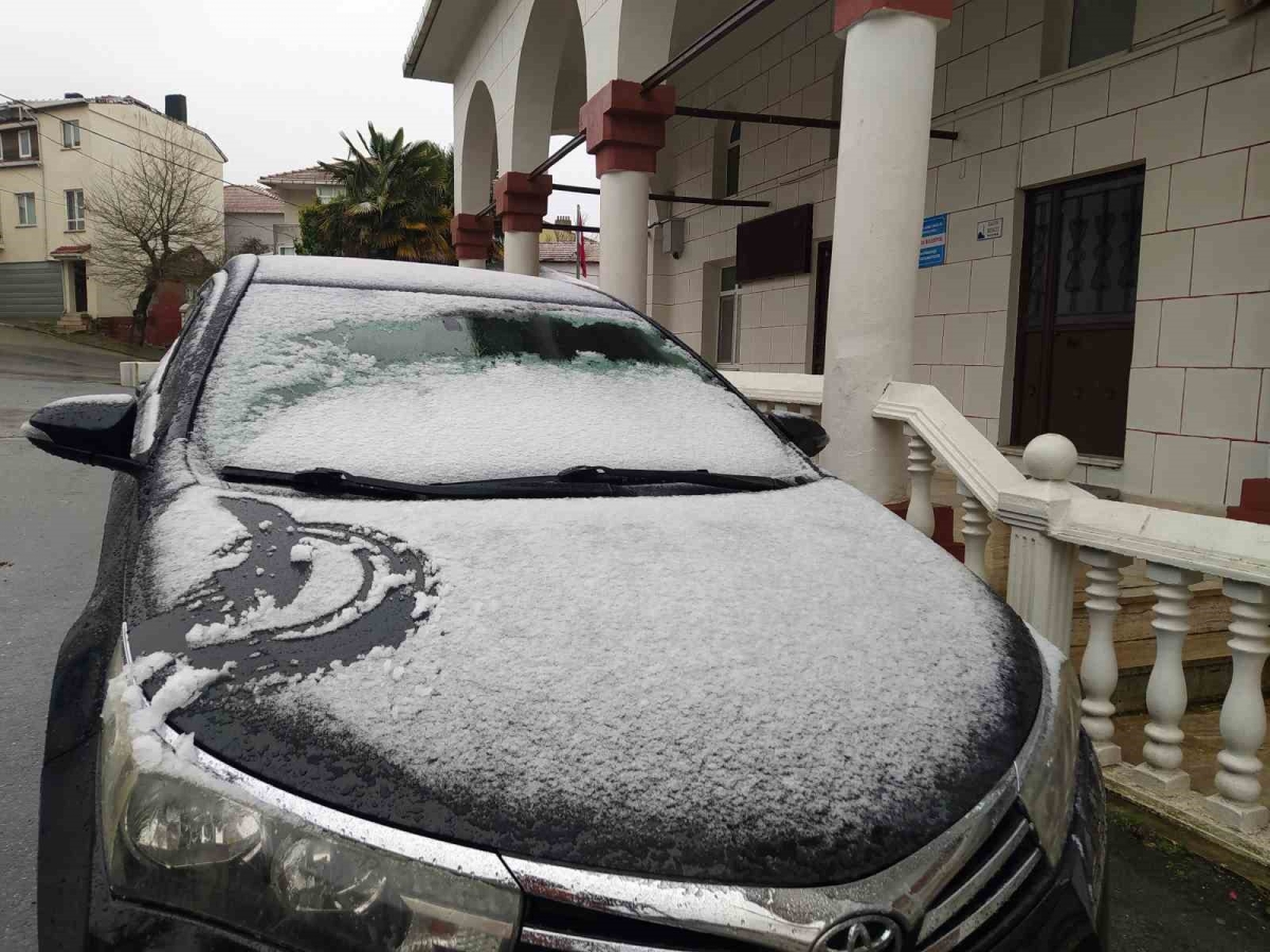 Çatalca’nın yüksek kesimlerinde kar yağışı etkili oldu
