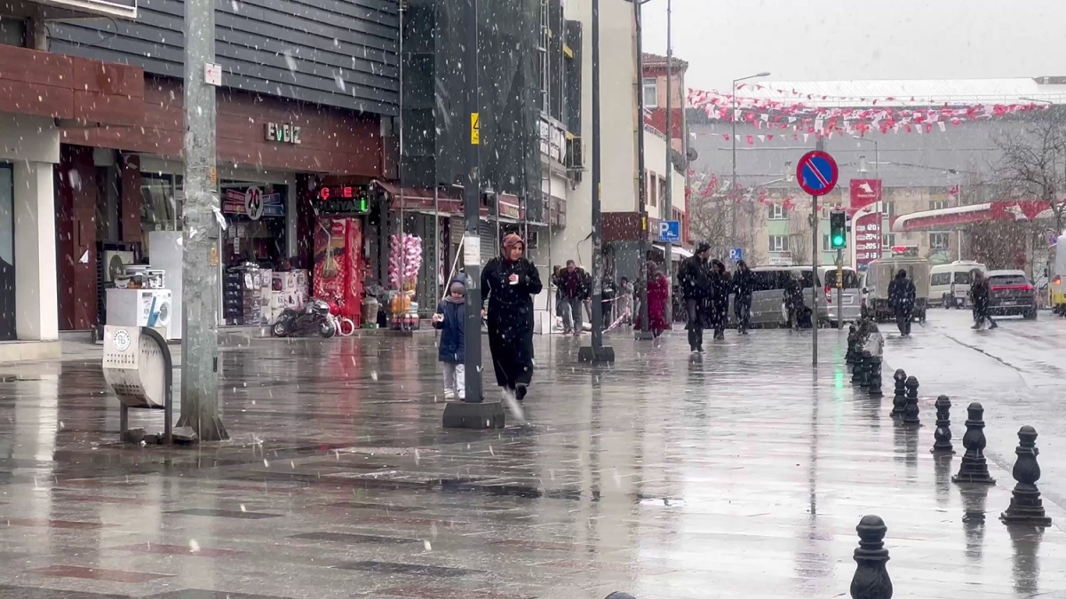 Arnavutköy’de kar yağışı etkili oluyor
