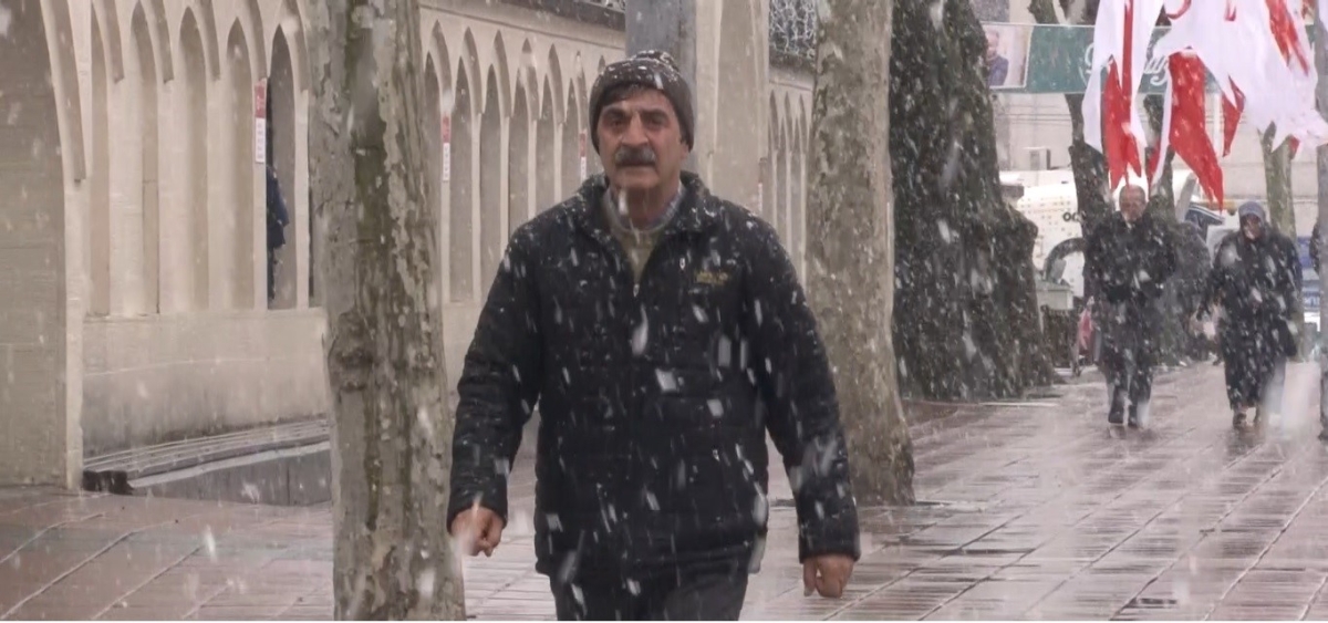 Sultangazi ve Bayrampaşa’da kısa süreli kar yağışı etkili oldu
