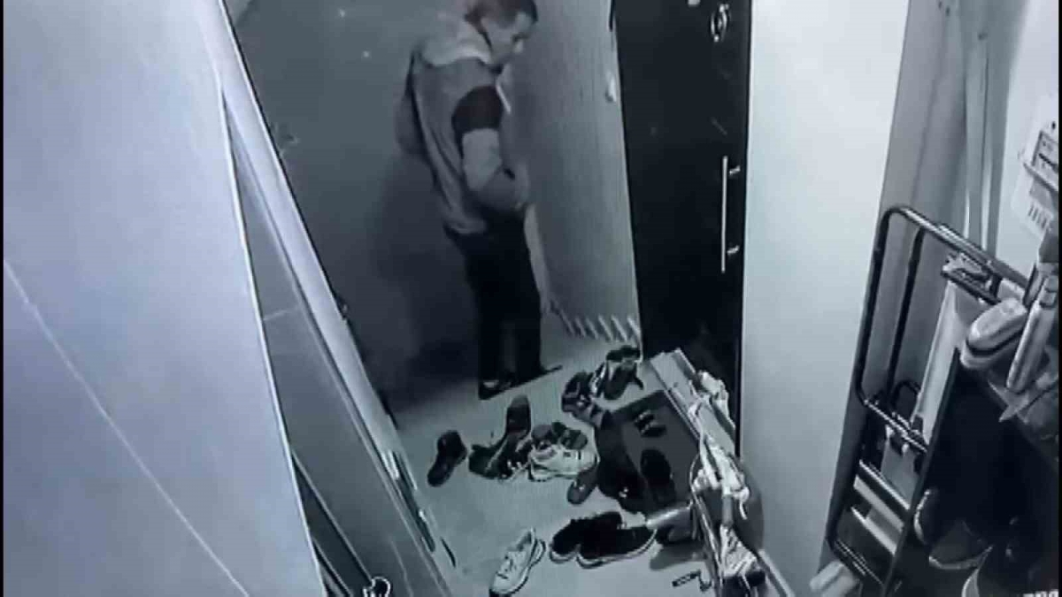 Arnavutköy’de modeline göre ayakkabı çalan hırsız kamerada
