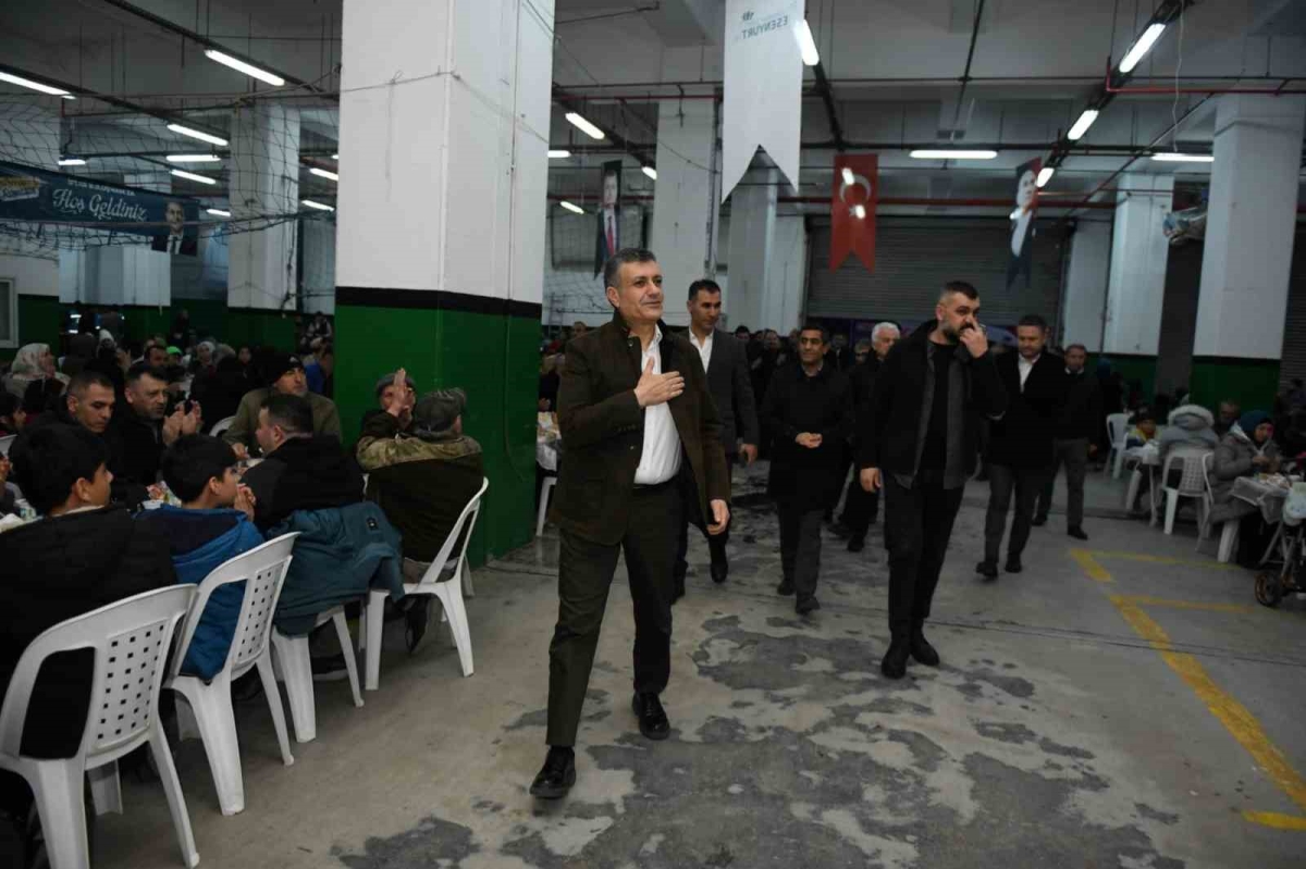 Esenyurt Belediye Başkanı Bozkurt, Yenikent Mahalle sakinleriyle iftar sofrasında buluştu
