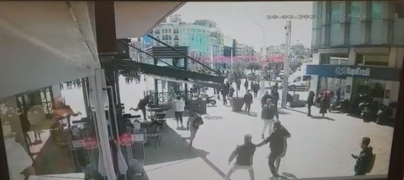 Taksim Meydanı’nda turist kadına kapkaç kamerada: Çay bardağı fırlatıp çelme taktılar
