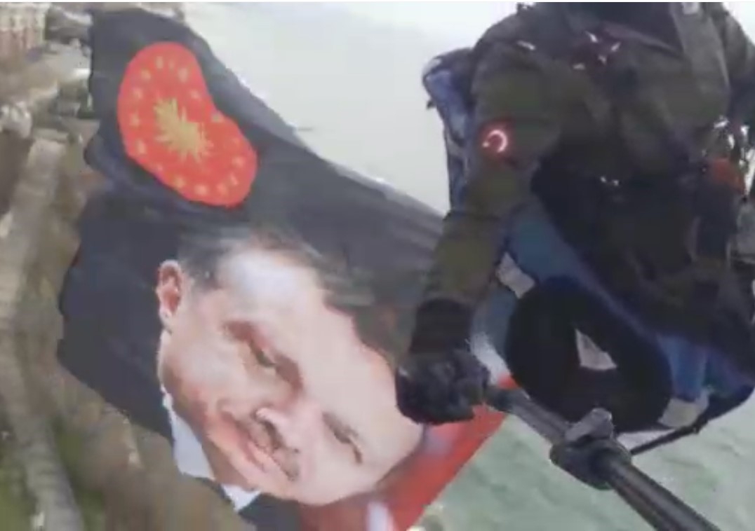 Yamaç paraşütçüsü Cumhurbaşkanı Erdoğan sevgisini gökyüzüne taşıdı
