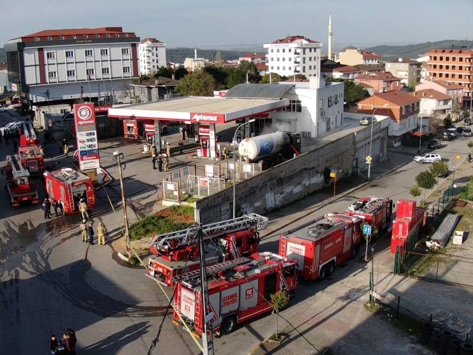 Sultanbeyli’de akaryakıt istasyonunda gaz tankeri alev alev yandı

