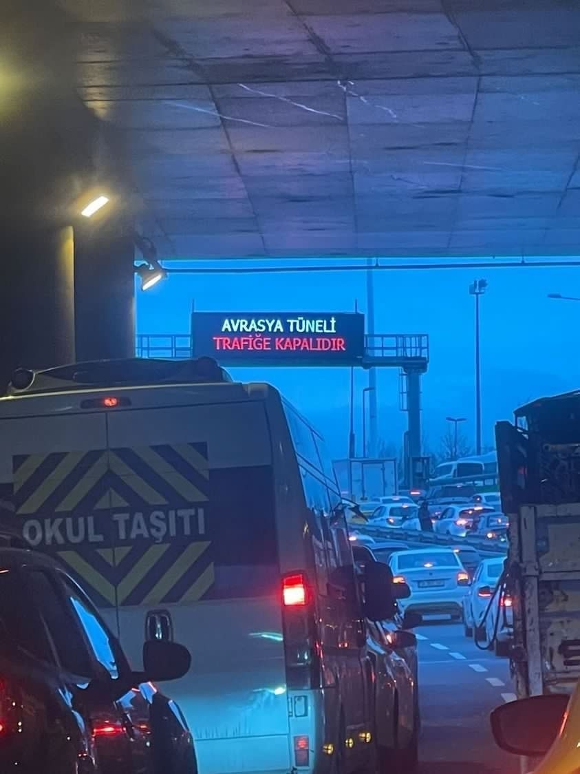 Avrasya Tüneli’nde kaza: Otomobil yan yattı

