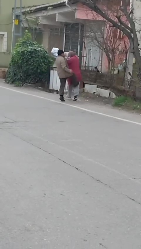 Pendik’te yaşlı kadına tekme tokat şiddet kamerada
