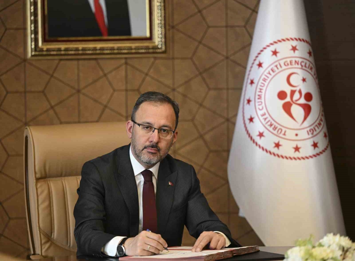Bakan Kasapoğlu, Türkiye’nin Euro 2028 ve 2032’ye adaylık dosyasını imzaladı
