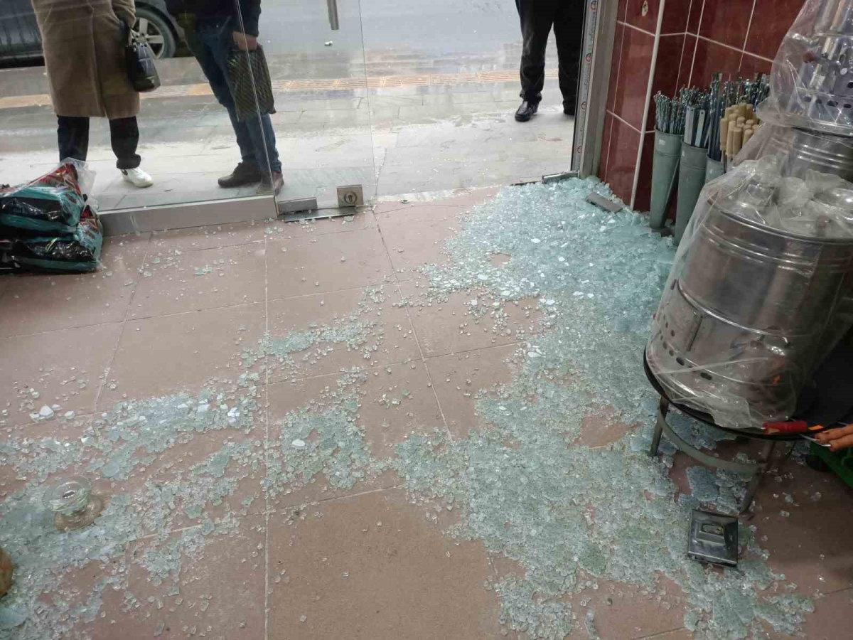 İstanbul’da kasap dükkanına kurşun yağdırdılar
