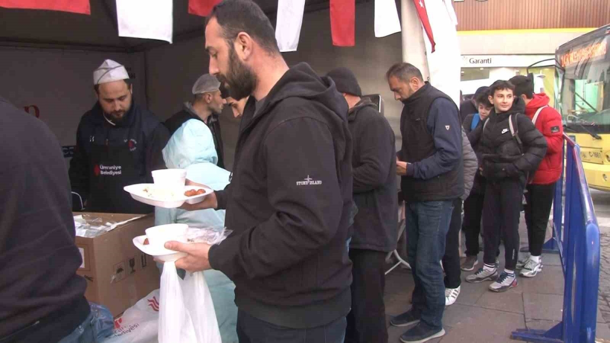 Ümraniye Belediyesi, 2 noktada iftar yemeği dağıtıyor
