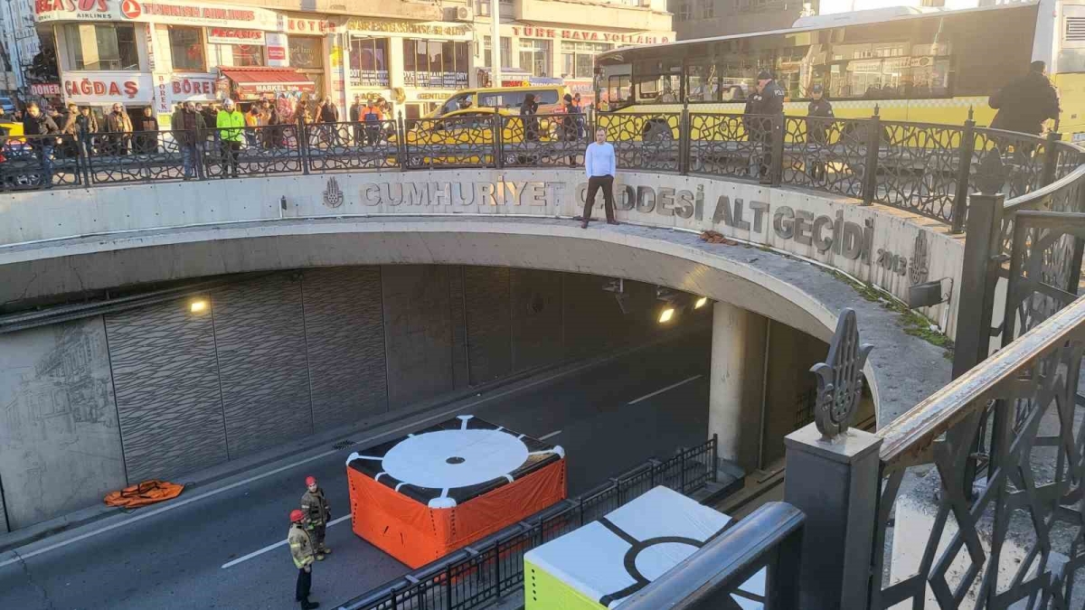 Taksim’de Ukraynalı şahıs ’Savaşa hayır’ diyerek intihar girişiminde bulundu

