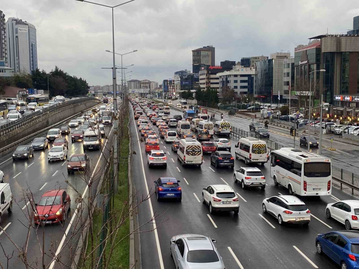 İstanbul Anadolu Yakası’nda trafik yoğunluğu yüzde 90’a ulaştı
