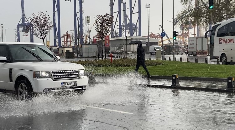 İstanbul Anadolu Yakası’nda sağanak yağış etkili oluyor
